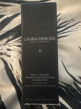 laura mercier Real Flawless Weightless Perfecting Foundation